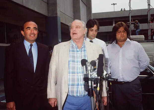 Марлон Брандо (в центре) и его сын Кристиан (позади)