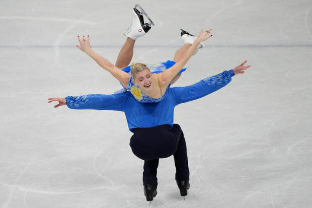 Бронзовые призеры танцев на льду: канадцы Пайпер Гиллес и Поль Пуарье / Фото: Natacha Pisarenko / AP/TASS