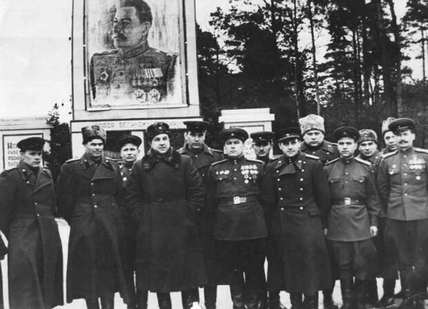 В.С. Абакумов с группой чекистов. Третий справа в первом ряду. Фото © Wikimedia Commons
