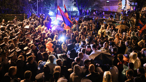 Митинги в Ереване привели к столкновениям протестующих с полицией