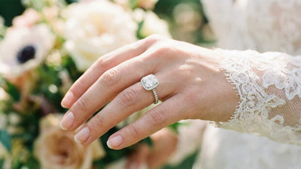 Эксперт по финансам назвала спорным совет замглавы Минфина дарить бриллианты