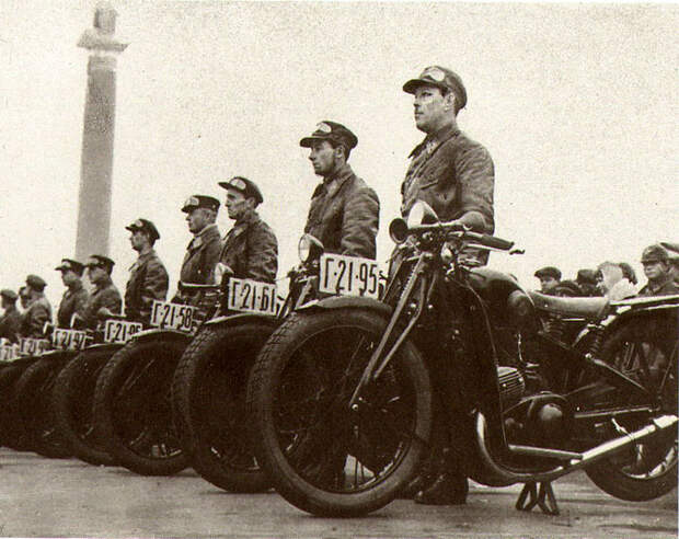 В 1931 году водителей автотранспорта обязали сдавать на права. А так, как нормальных машин не хватало, то зачастую на права сдавали сев за руль трактора или танка. гаи. гибдд, ретро фото