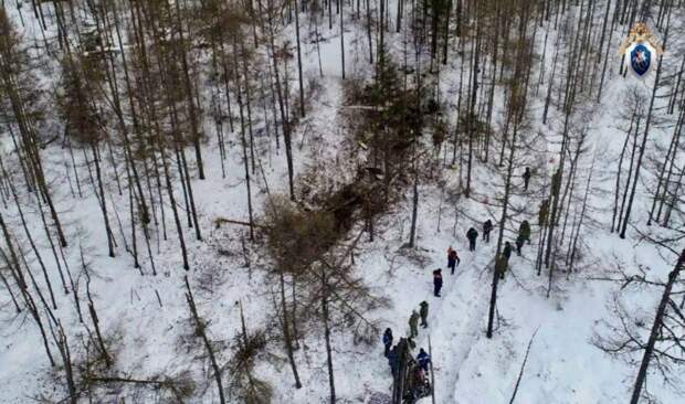 СК показал фото с места падения вертолета в Амурской области