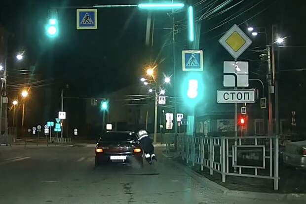 В Алтайском крае мужчина протащил инспектора ГИБДД 300 метров по дороге