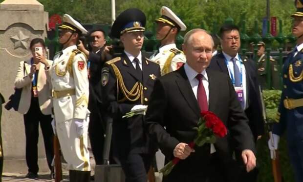 Владимир Путин возложил венок к памятнику советским воинам в Харбине: видео