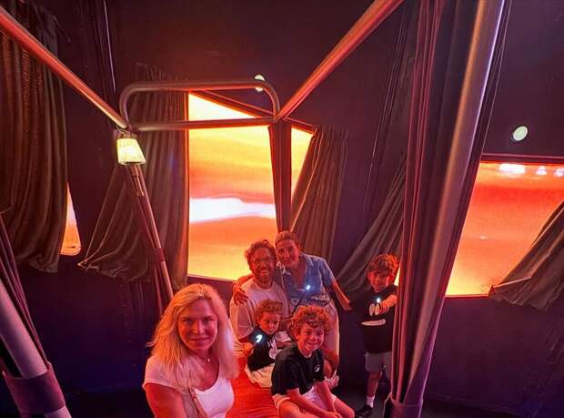 Вдова Валентина Юдашкина показала редкое фото с дочерью, зятем и внуками