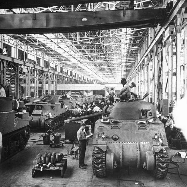 Производство танков на заводе Крайслер. 1942 г.