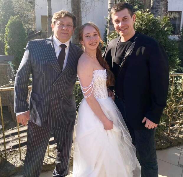 Дочь звезды «Уральских пельменей» Дмитрия Брекоткина Анастасия вышла замуж: фото