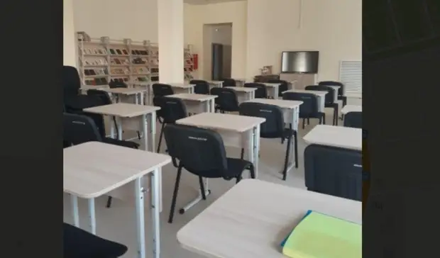 На линейку через ж/д пути. В Омске 100 первоклассников «открепили» от новой школы