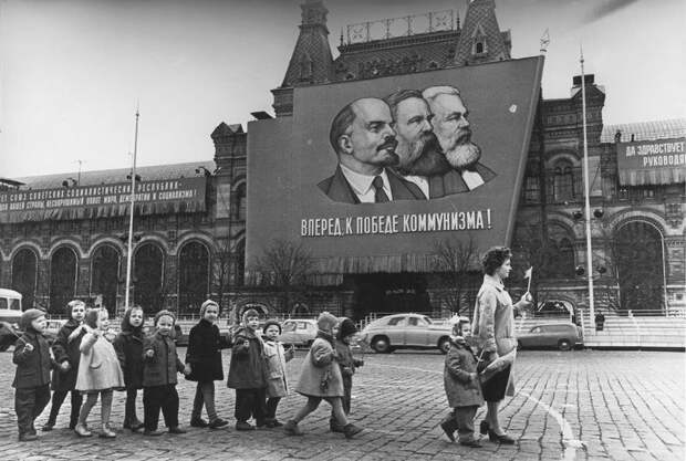Детская демонстрация на Красной площади. Евгений Халдей, 1967 год, г. Москва, Красная пл., МАММ/МДФ.