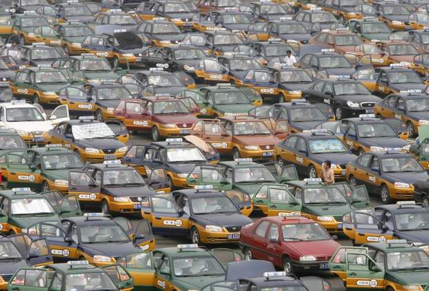 Очередь из такси, ожидающих пассажиров на парковке международного аэропорта Пекина. китай, люди, население