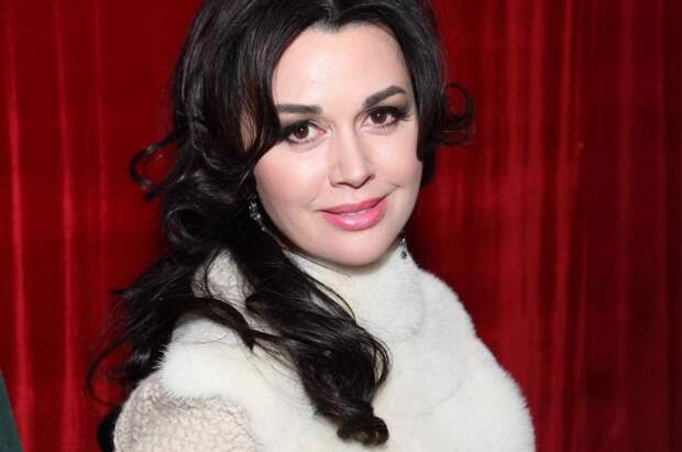 Семья Анастасии Заворотнюк опровергла сообщения, что актриса умерла в хосписе