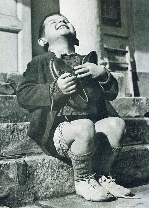 5. Австрийский мальчик получает новые ботинки. Снимок сделан во время Второй мировой войны архивные фотографии, лучшие фото, ретрофото, черно-белые снимки
