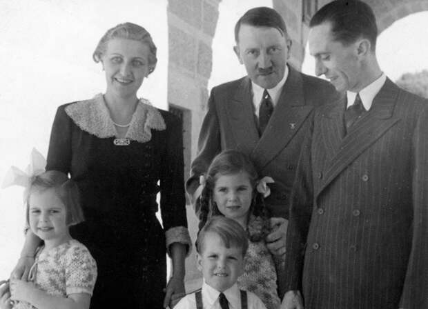 goebbelsfamiliehitler_1499111374.jpg goebbelsfamiliehitler_1499111374.jpg