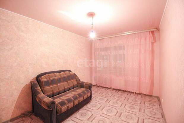 В Барнауле за 6 млн продают квартиру, в которой вместо люстры — свечной фитиль