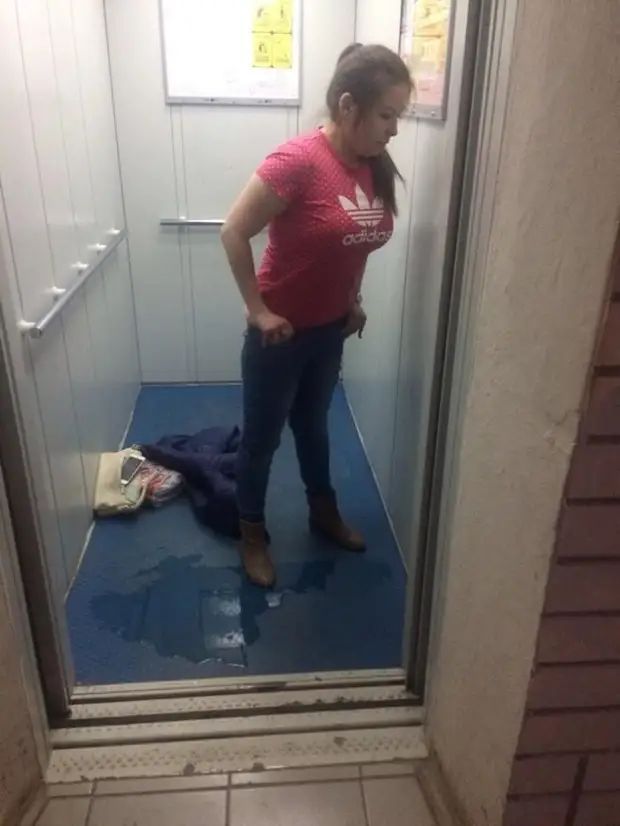 мужчины мочатся на улице. девочка справляет нужду на улице. мужчина справил нужду в аэропорту. справлял нужду в общественном месте. водитель автобуса справляет нужду в автобусе.