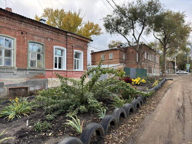 Уголовная ответственность может грозить россиянам за украшение клумб покрышками, рассказал юрист