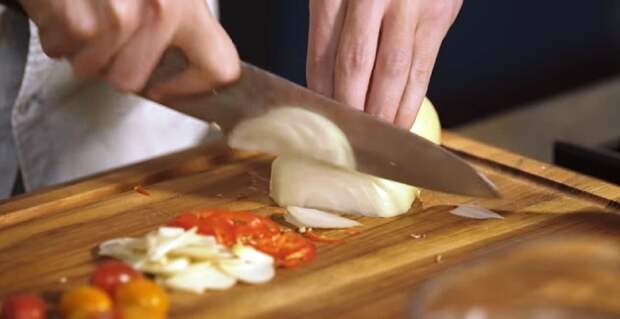 Рецепт итальянской пасты с сыром, нужно всего лишь соединить сырую вермишель и лук…