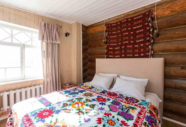 Ковер в изголовье кровати очень похож на традиционные узбекские орнаменты. Интересно было бы узнать его настоящую историю