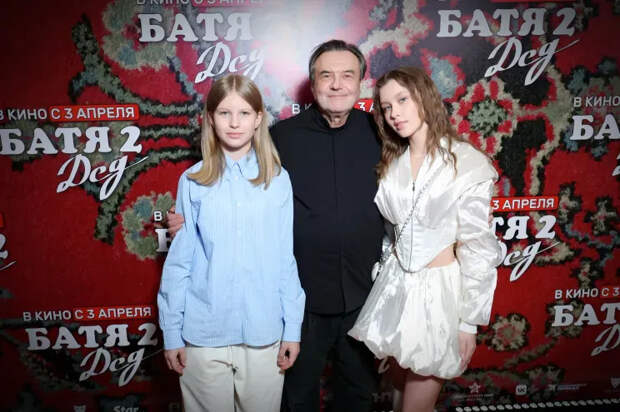 Алексей Учитель с дочерьми — Марией и Анной Пересильд