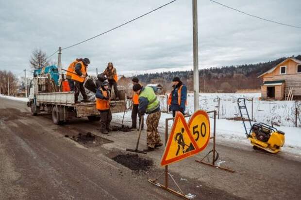 Дорожники продолжают ямочный ремонт улиц в Якутске