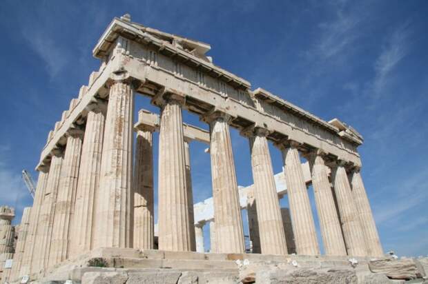 Греческий храм украшает двор на Большой Академической