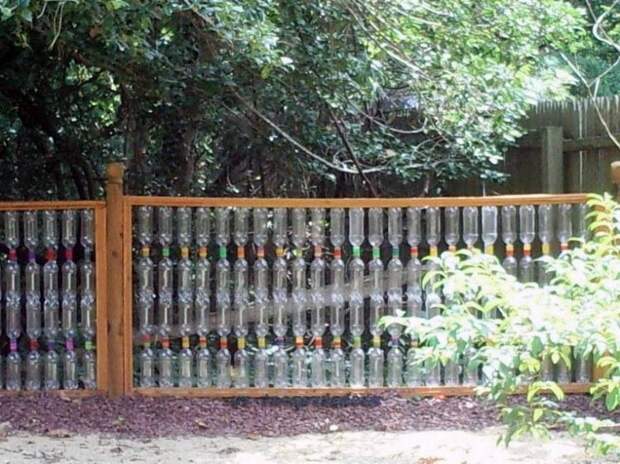 Забор из пластиковых бутылок для