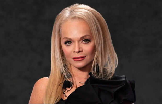 Дочь Ларисы Долиной странно отреагировала на журналистов у дома в Хамовниках