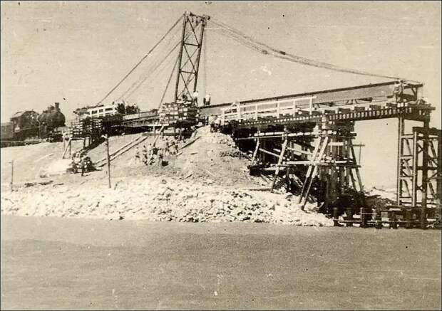 Крымский (Керченский) мост строительство 1944 год СССР Два Крымских моста разрушились, а третий соединил Россию и Крым, поезда уже ходили Фото первых Крымских мостов построенных Германией и СССР, стоимость и общее расстояние Крымского (Керченского) моста и др. интересные факты