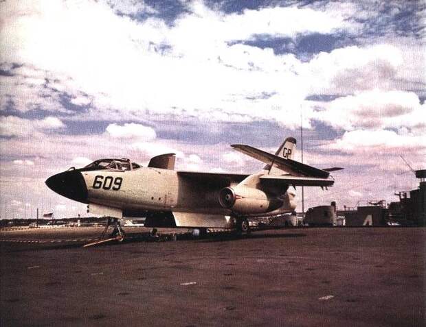 Самый тяжелый и долгоживущий: палубный бомбардировщик Douglas A3D Skywarrior и его модификации