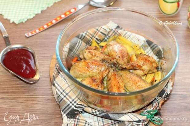 Подаем румяную курицу с овощами на стол. Поливаем курочку соусом или макаем кусочки курочки в соус. Приятного аппетита! Подаем румяную курицу с овощами на стол. Поливаем курочку соусом или макаем кусочки курочки в соус. Приятного аппетита!