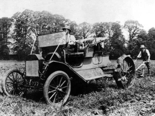 Ford Model T выполняет роль трактора. /Фото: timedotcom.files.wordpress.com