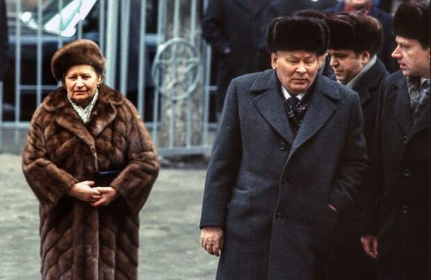 Генеральный секретарь Константин Черненко с женой. СССР, Москва, 1984 год. Автор фотографии: Chris Niedenthal. Генеральный секретарь Константин Черненко с женой. СССР, Москва, 1984 год. Автор фотографии: Chris Niedenthal.
