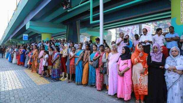 Indian women form human chain for equality