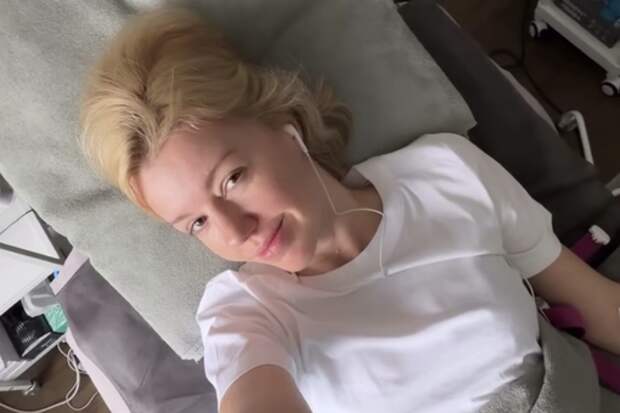 Ведущая Юлианна Караулова опубликовала фото под капельницей в горах