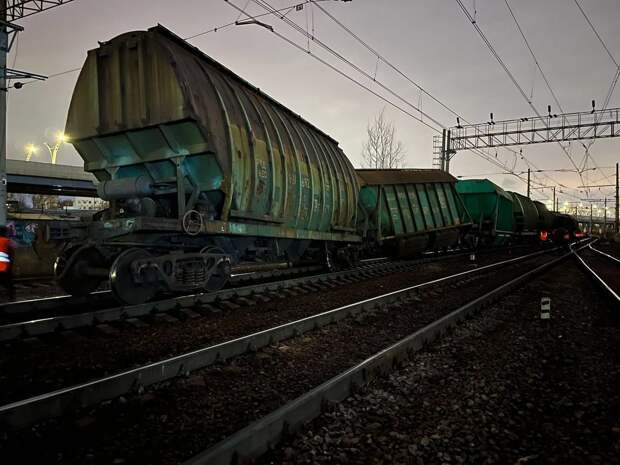 Грузовой поезд сошел с рельсов в Петербурге