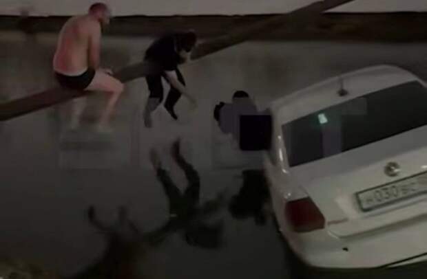 Ребёнок и мать чудом спасены из воды! Подвиг прохожих потряс Махачкалу