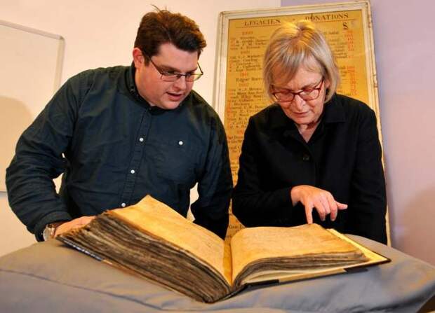 Гэри Брэннан и Сара Рис Джонс изучают один из регистров архива. Фото: york.ac.uk Гэри Брэннан и Сара Рис Джонс изучают один из регистров архива. Фото: york.ac.uk