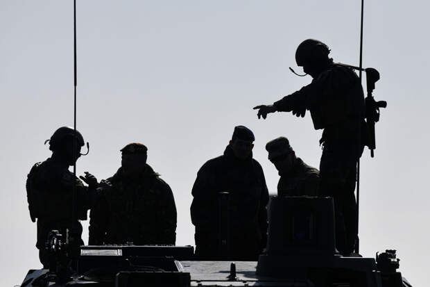 Политик Филиппо назвал натовским безумием слова Макрона о вводе войск на Украину