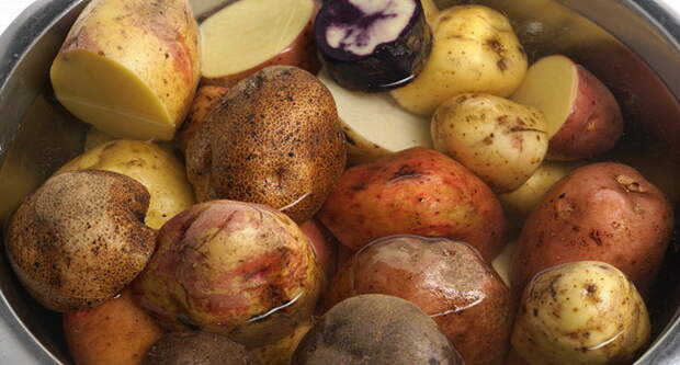 Попробуйте во время приготовления пюре смешать разные сорта картофеля.