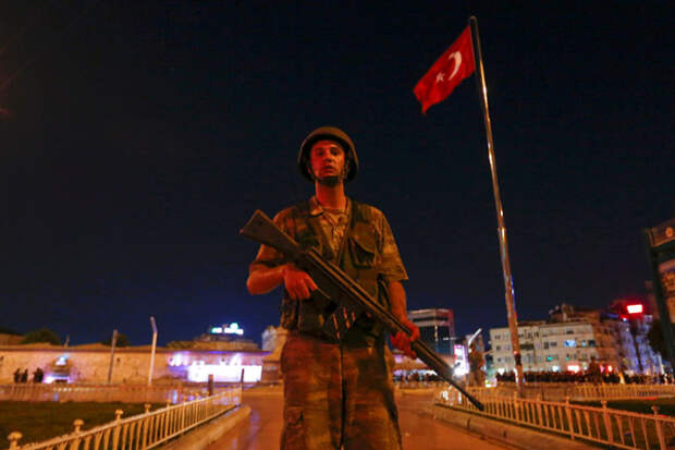A Turkish military stands guard near the Taksim Square in Istanbul, Turkey, July 15, 2016.   REUTERS/Murad Sezer     TPX IMAGES OF THE DAY      - RTSI74I