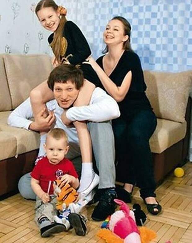 Олег Андреев со своей семьей (http://stuki-druki.com)