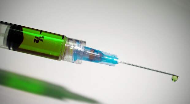 Вакцину AstraZeneca признали безопасной после случаев тромбоза