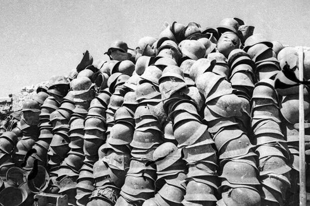 Немецкие каски. Солдаты Красной Армии сложили их штабелями в освобождённом от фашистов Севастополе. Май 1944 года. история, ретро, фото