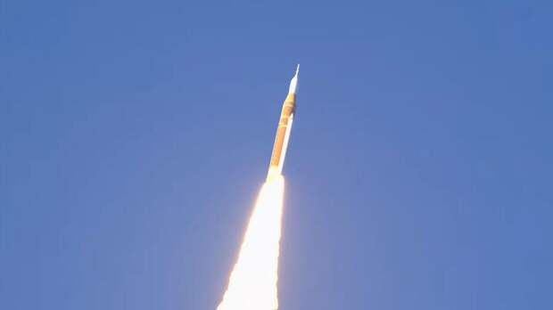 Впервые за полвека космический корабль Artemis II с астронавтами полетел на Луну