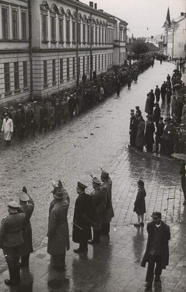Май 1943 г. Первые добровольцы дивизии СС "Галиция" в очереди за обмундированием