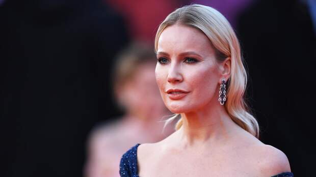 Ведущая Елена Летучая снялась в купальнике и брюках