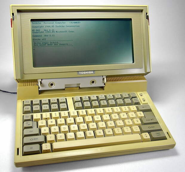 Фото: https://en.m.wikipedia.org/wiki/Toshiba_T1100#/media/File%3AToshiba_T1100_In_Betrieb.jpg