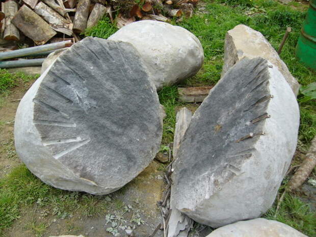 Расколоть ровно можно даже клиньями. |Фото: mavink.com.