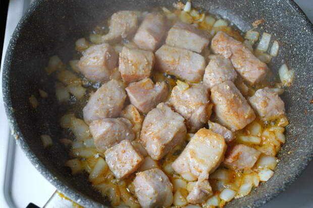 Мясо жарить не очень сильно. Как на фото - достаточно.